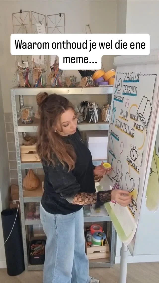 Ken je dat? 

Je zit aan je huiswerk, leest de uitleg keer op keer, maar die informatie blijft gewoon niet hangen. 

Terwijl je een paar minuten geleden nog een meme zag en die weet je nu nog steeds precies.

Hoe kan dat?!

Simpel: jouw brein is verslaafd aan beelden.

👀 Beelden winnen ALTIJD van woorden. 

Je hersenen verwerken visuele info 60.000 keer sneller dan tekst. Ons oerbrein is gemaakt om beelden eerder te verwerken dan woord!

Dat betekent dat een tekening of symbool meteen binnenkomt, terwijl je bij een lange uitleg al snel je aandacht verliest.

Dus als je merkt dat je die lastige stof maar niet kan onthouden… dan ligt het waarschijnlijk niet aan de stof, maar aan hoe je het leert. 

Wil je die informatie écht onthouden? Gebruik beelden. 

Maak het visueel. 

Teken het uit.

Kort en krachtig , maar o zo duidelijk.

Je hoeft er geen heel schilderij van te maken maar gewoon een heel klein simpel tekeningetje. 
Zet het woord er vervolgens bij om een akkertjes te maken. Zo koppelde jouw brein het woord met het beeld. 

Door op een andere manier te gaan leren zul je zien dat het echt wel leuker kan en gaat worden..want zo ben je al 3x bezig met 1 woord zonder dat je uuuuren moet gaan lopen stampen. 

🔥 Challenge: Pak een lastig onderwerp voor je huiswerk en zet het om in een simpele tekening of schema. 

Wedden dat het blijft hangen? 

Enne.....Deel jouw creatie hieronder! 👇 Dan help ik je op weg!

❤️

#visualstorytellerpauline #zakelijktekenen #visualstorytelling #training #communiceren #tekenen #diy #onderwijs #leren